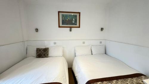 En eller flere senge i et værelse på Warwick Road Rooms