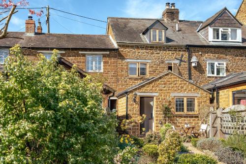 ein altes Backsteinhaus mit Garten davor in der Unterkunft Sweetheart Cottage - Cosy 2 Bed in The Cotswolds! in Swalcliffe