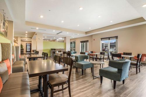 a dining room with tables and chairs and tablesktop at Sleep Inn & Suites Park City-Wichita North in Park City