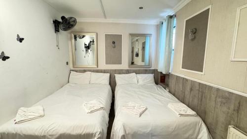 En eller flere senge i et værelse på Warwick Road Rooms