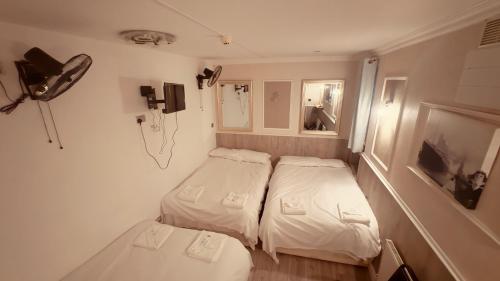 En eller flere senge i et værelse på Warwick Road Rooms
