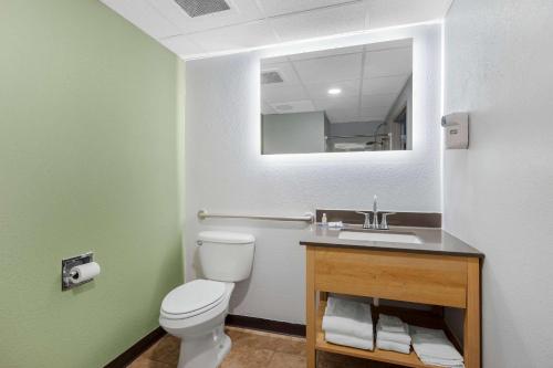 Ένα μπάνιο στο Quality Inn & Suites Monterey, TN - Crossville, TN