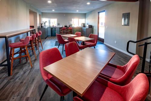 a dining room with red chairs and tables at Quality Inn Bishop near Mammoth in Bishop
