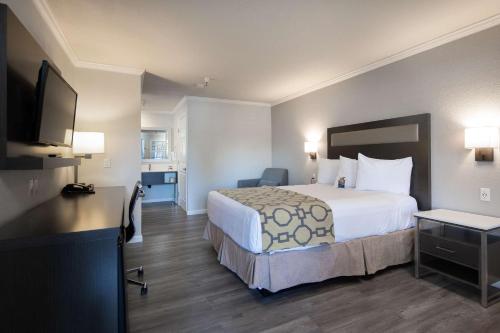 Ein Bett oder Betten in einem Zimmer der Unterkunft Rodeway Inn Milpitas near Great Mall