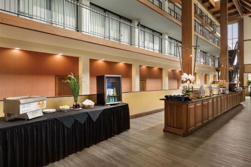 a lobby with a counter with aasteryasteryasteryasteryasteryasteryasteryasteryastery at Radisson Hotel Lenexa Overland Park in Lenexa