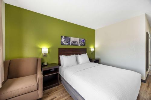 Ένα ή περισσότερα κρεβάτια σε δωμάτιο στο Sleep Inn & Suites Salina I-135