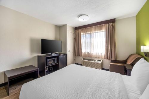 Μια τηλεόραση ή/και κέντρο ψυχαγωγίας στο Sleep Inn & Suites Salina I-135