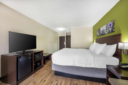 Ένα ή περισσότερα κρεβάτια σε δωμάτιο στο Sleep Inn & Suites Salina I-135