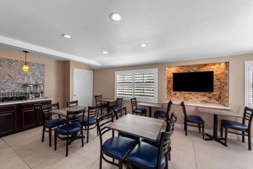 TV a/nebo společenská místnost v ubytování Quality Inn San Diego South - Chula Vista