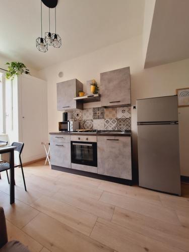 eine Küche mit Edelstahlherd und Kühlschrank in der Unterkunft Elunà Assisi Home in Assisi