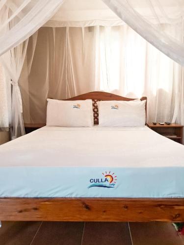 Una cama o camas en una habitación de Culla Lodge