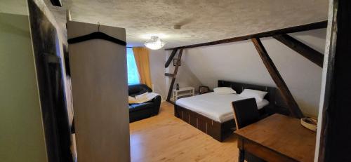 Postel nebo postele na pokoji v ubytování Pension Melsungen vormals Hotel Bartenwetzer