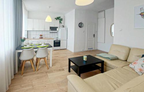 O bucătărie sau chicinetă la 1 Bedroom Amazing Apartment In Koszalin