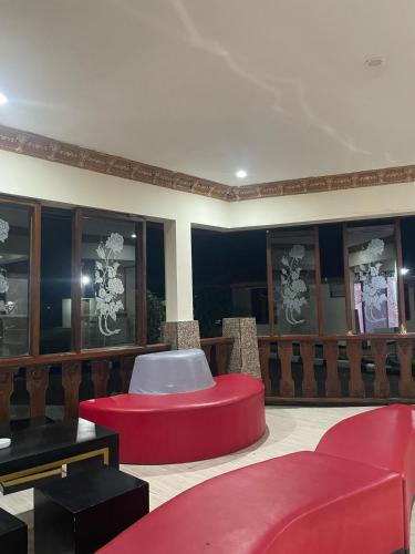 Ruang duduk di Hotel New Pesona Anggraini