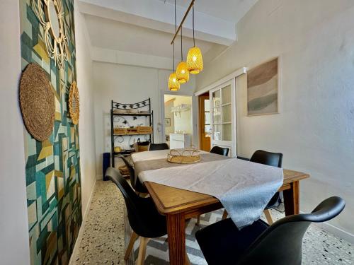 une salle à manger avec une table et des chaises dans l'établissement Maison de vacance familiale Tomlina, Neffies, à Néffiès