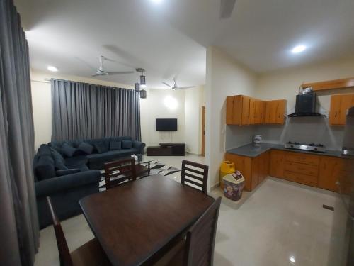 una sala de estar con un sofá y una mesa en Amal's Abode, en Peshawar
