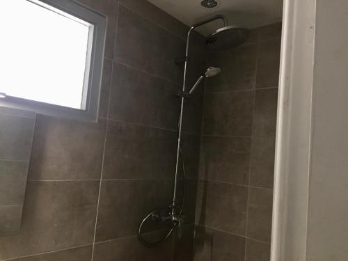 une douche avec pommeau de douche dans une salle de bain dans l'établissement Studio tout équipé, à Nice
