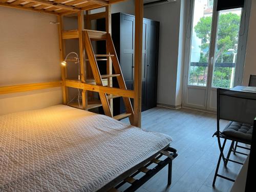 une chambre avec un lit superposé et une échelle dans l'établissement Studio tout équipé, à Nice