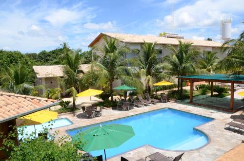 eine Aussicht über den Pool im Resort in der Unterkunft Pousada Vitalis in Olímpia