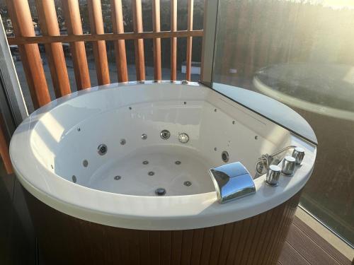 a jacuzzi tub in the corner of a room at PINEA Apartments Pobierowo z niesamowitym widokiem na morze oraz jacuzzi w wybranych apartamentach in Pobierowo