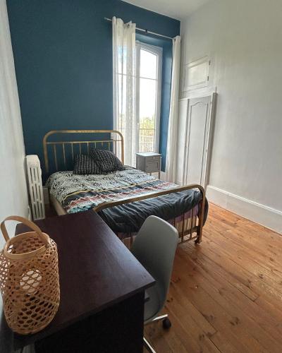 une chambre avec un lit, une table et une fenêtre dans l'établissement Appartement Royat 2 pièces 33m2, à Royat