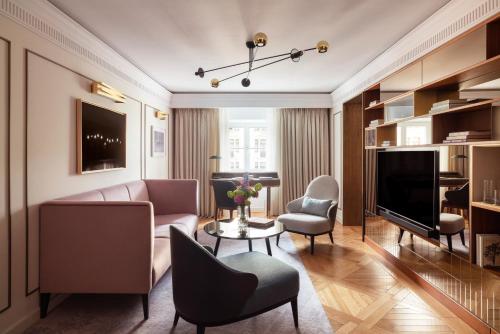 Télévision ou salle de divertissement dans l'établissement Raffles Europejski Warsaw