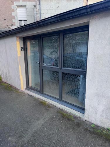 une fenêtre avec une porte sur un bâtiment dans l'établissement Victor Hugo - ANGERS, à Angers