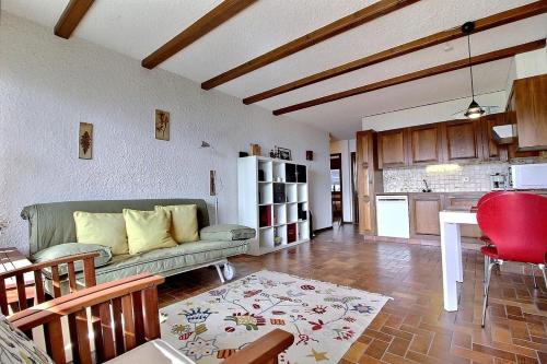 Una sala de estar con un sofá y una cocina. en Centaure A, en Leytron