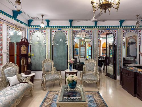 Ruang duduk di Mohan Villa Home Stay
