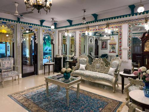 Ruang duduk di Mohan Villa Home Stay