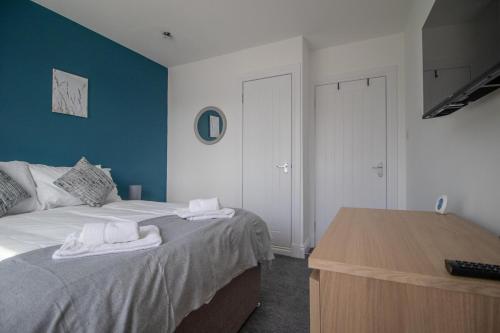 Letto o letti in una camera di Highfield Apartment- 2 Bed in Motherwell close to centre