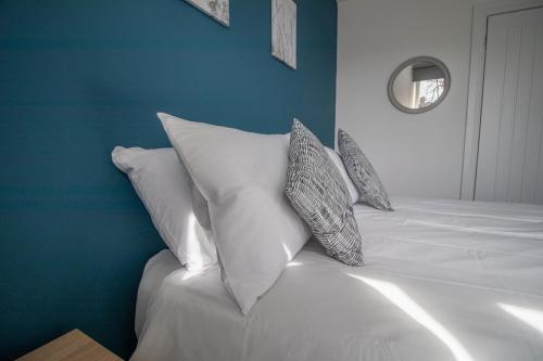 Letto o letti in una camera di Highfield Apartment- 2 Bed in Motherwell close to centre
