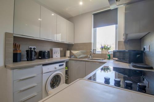 Cucina o angolo cottura di Highfield Apartment- 2 Bed in Motherwell close to centre