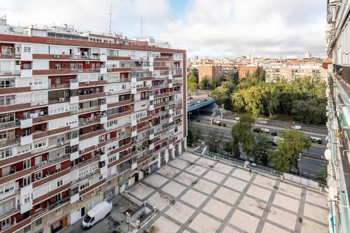 Amplio piso de 3 dormitorios en Madrid, luminoso y bien comunicado de estancia temporal no turístico