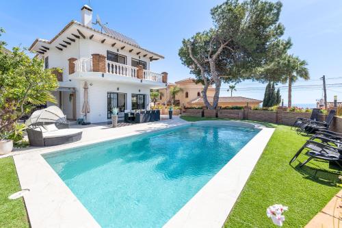797 HOLIDAY RENTALS -Estilosa Villa en Benalmadena para 10