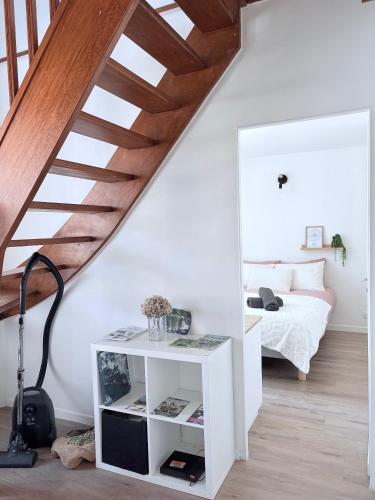 - une chambre avec un lit et un escalier dans l'établissement Rental house Niort center, à Niort