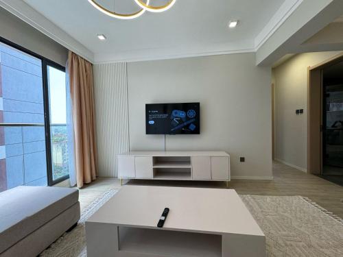 TV a/nebo společenská místnost v ubytování Ultra Luxury 2 bedroom Apartment in the Heart of Lavington