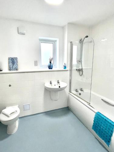 Bilik mandi di Duplex apartment with spectacular sea views!