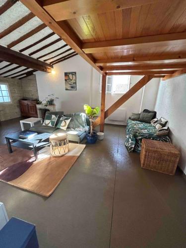 un salon avec un canapé et une table dans l'établissement Beautiful apartment in the middle of town, à Montpellier