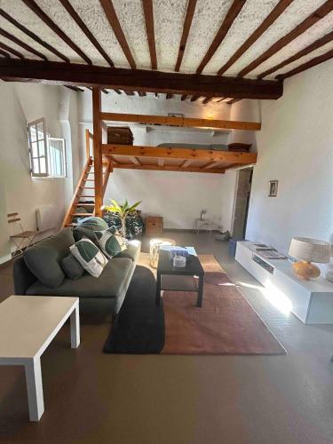 un salon avec un canapé et une mezzanine dans l'établissement Beautiful apartment in the middle of town, à Montpellier