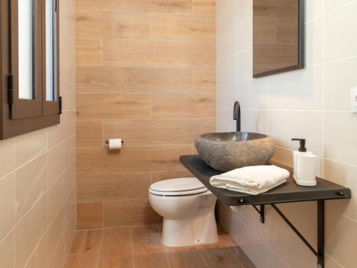 a bathroom with a sink and a toilet at Mas Mare de la Font: La Forja / 1094 in Castelló d'Empúries