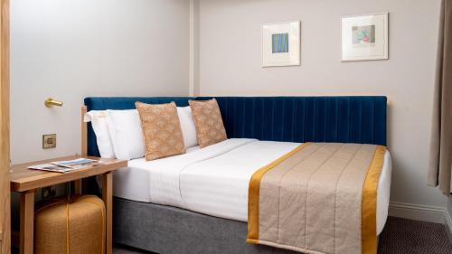 Una cama o camas en una habitación de The Fleet