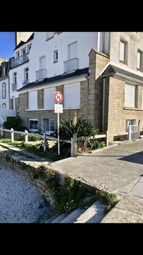 a street sign in front of a building at Loctudy, les pieds dans l'eau in Loctudy