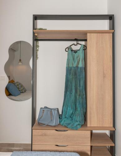 un vestito appeso su uno scaffale in una stanza di SaltWater Suites Zante a Alykes