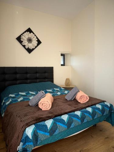 une chambre avec un lit avec des serviettes dessus dans l'établissement L'art des choix, à Salavas