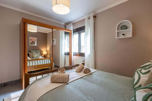 une chambre avec un lit avec deux serviettes dessus dans l'établissement Le Riviera - Front de mer, Terrasse, Parking privé, à Palavas-les-Flots