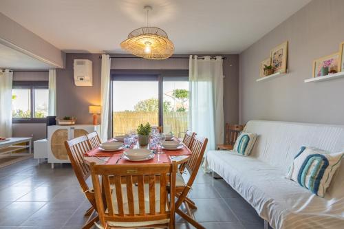 un salon avec une table et un canapé dans l'établissement Le Riviera - Front de mer, Terrasse, Parking privé, à Palavas-les-Flots