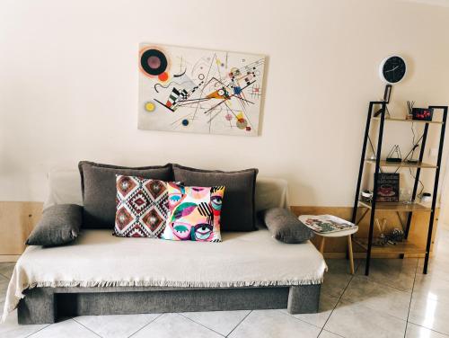 Een zitgedeelte bij Καινούριο Ανεξάρτητο Διαμέρισμα