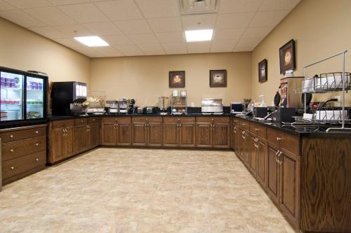 een grote kamer met houten kasten en een keuken bij The Watford in Watford City