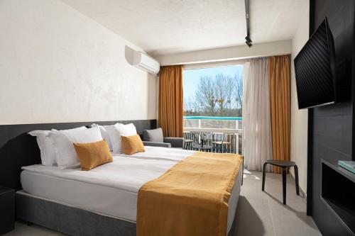 Postel nebo postele na pokoji v ubytování Zefir Hotel